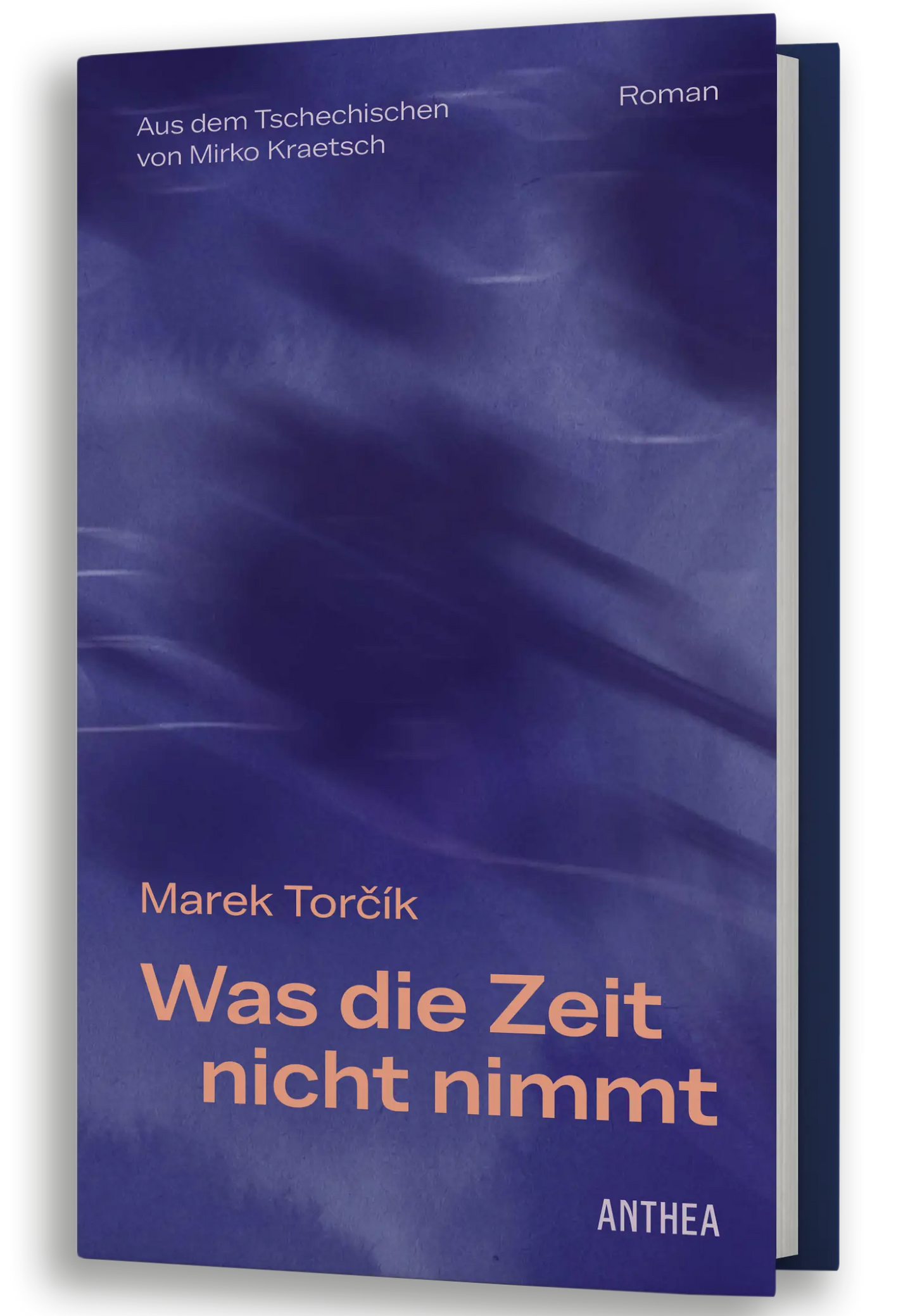 Cover des Romans ‚Was die Zeit nicht nimmt‘ von Marek Torčík: abstrakte blau-violette Fläche mit weichen, verschwommenen Schatten; der Titel steht groß in apricotfarbener Schrift, darüber der Name Marek Torčík und der Hinweis ‚Aus dem Tschechischen von Mirko Kraetsch‘, unten das Verlagslogo ANTHEA.