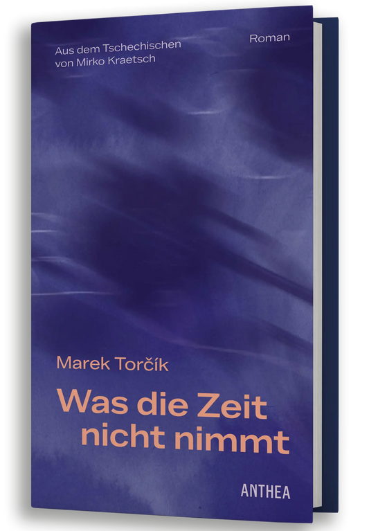Cover des Romans ‚Was die Zeit nicht nimmt‘ von Marek Torčík: abstrakte blau-violette Fläche mit weichen, verschwommenen Schatten; der Titel steht groß in apricotfarbener Schrift, darüber der Name Marek Torčík und der Hinweis ‚Aus dem Tschechischen von Mirko Kraetsch‘, unten das Verlagslogo ANTHEA.